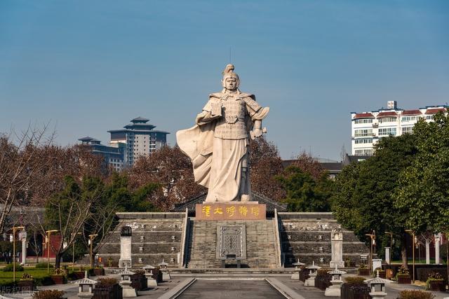 电视剧里钻裤裆:韩信能在乡村恶汉前受胯下之辱，为何不能在皇帝刘邦前伏低做小？