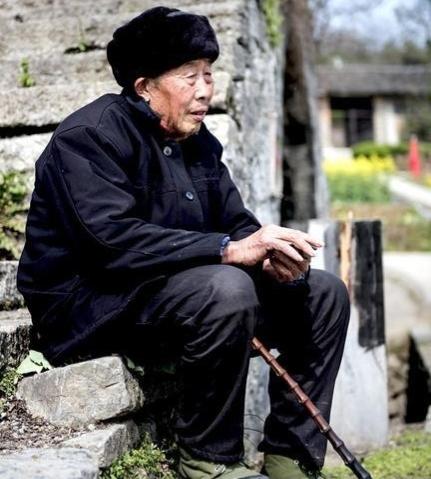 王乃恩为什么戴帽子:刀郎为什么一直戴着帽子？