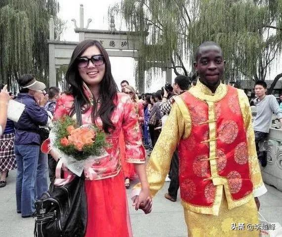 非洲原始部落少女:嫁给非洲黑人的女人，真的很幸福吗