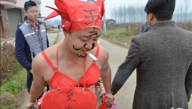 乡村新娘:为什么农村结婚时，新娘不能上厕所，要憋尿入洞房