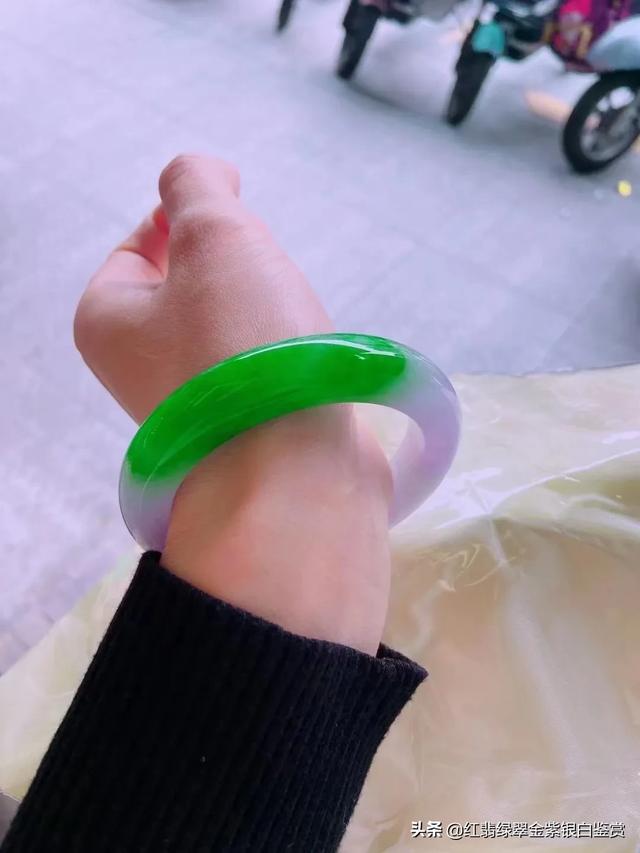 20万以上的玉镯图片,哪位大神帮我看一下，这样的手镯值多少钱？