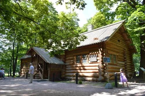 俄罗斯不明生物攀爬大楼，俄罗斯森林中有很多小木屋，但为什么都说不要轻易进去