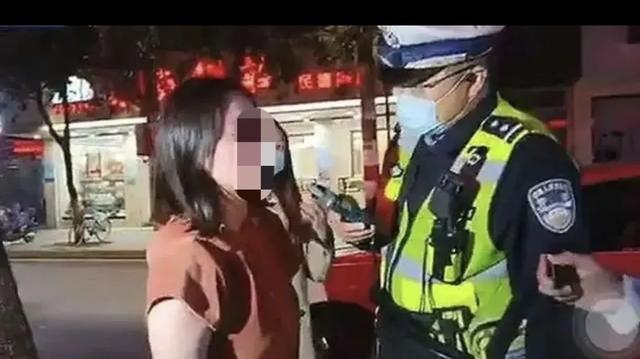 玛莎拉蒂酒驾银行女,是怎样从单身空姐转型银行高层,她后面是谁？