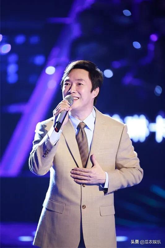 杨钰莹年龄和个人资料:甜歌皇后杨钰莹为何沦落到农村去演出，一场多少钱？