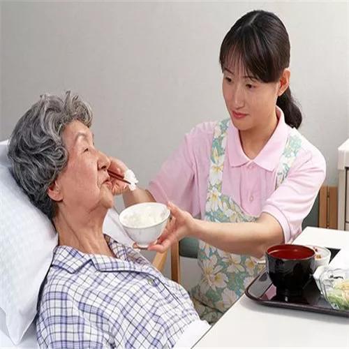 送小狗回家教案托班:我是保姆，雇主每到周末带我回娘家照顾她生病的母亲，这合理吗？