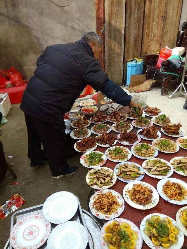 那时尽管很穷,很想吃点好的解馋,可一想到葬礼上的宴席,就想到了贡菜