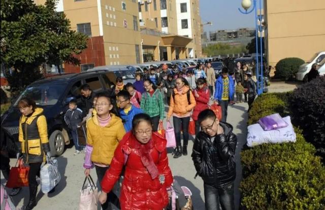 《人世间》正在央视热播,你对剧中的知青下乡的生活情节认同吗？