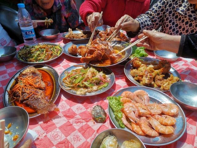 梦见很多亲戚和熟人在吃酒席,农村宴席，为什么男人和女人不同席？