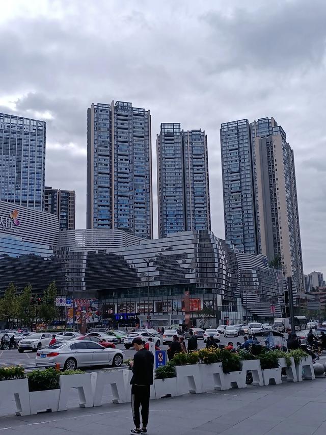 41岁,把上海的房子卖了,带620万回三线老家过富人生活行吗？