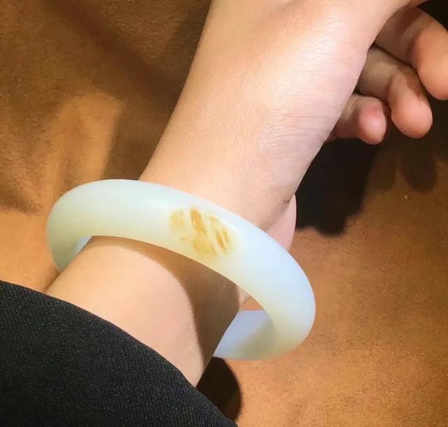 翡翠在哪里买比较靠谱,想买个玉镯子，在哪里买比较合适？