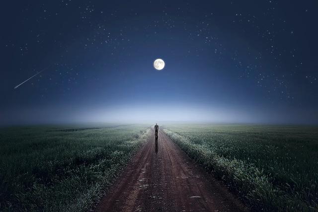 为什么农村老人说：一个人走夜路,不管听到什么声音都别回头？