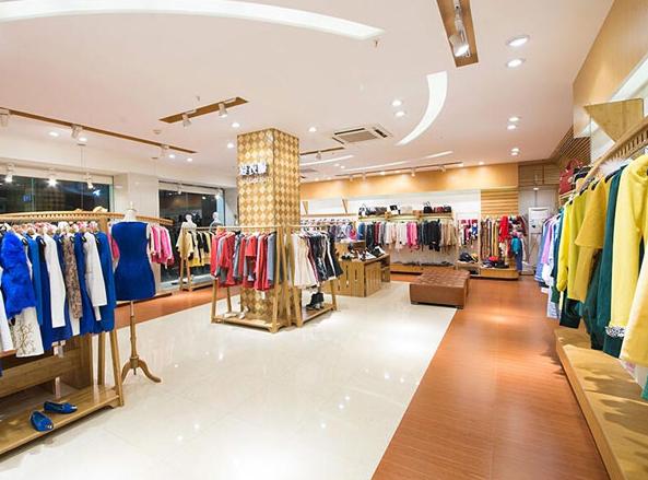 为什么人们在专柜上面买的很贵的衣服，地摊上几十块钱就能买到类似款式的？插图37