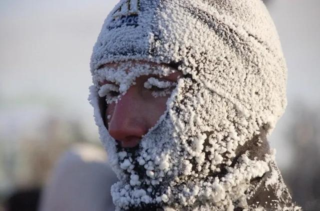 奥伊米亚康在什么地方，在俄罗斯最寒冷的奥伊米亚康村，为什么人们上厕所要拿一根木棍