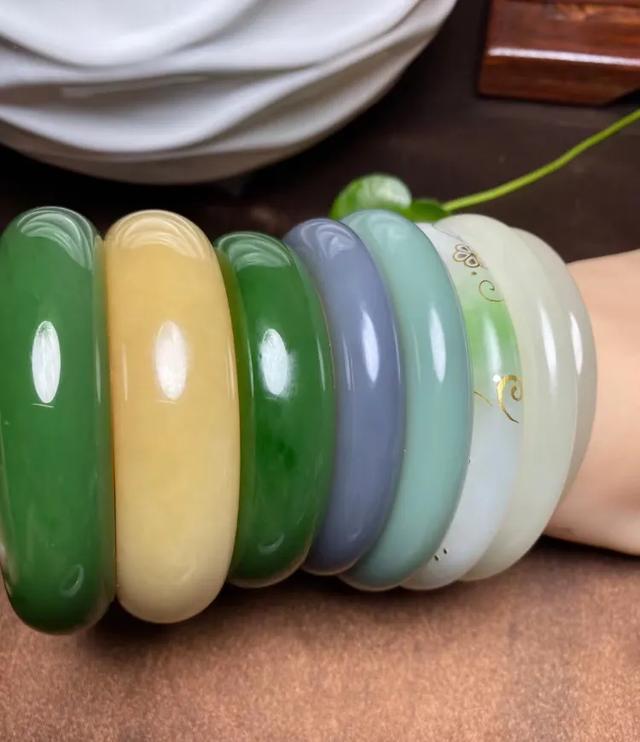 玉器市场,现在市场上有很多和田玉，都是真的吗？