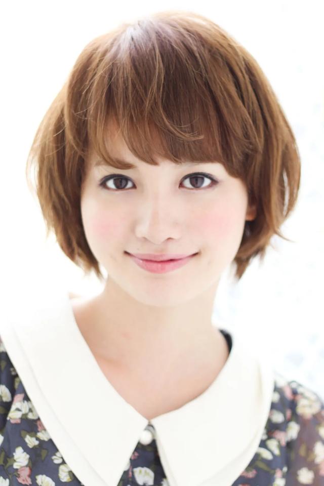 脸圆脸大的人适合什么发型