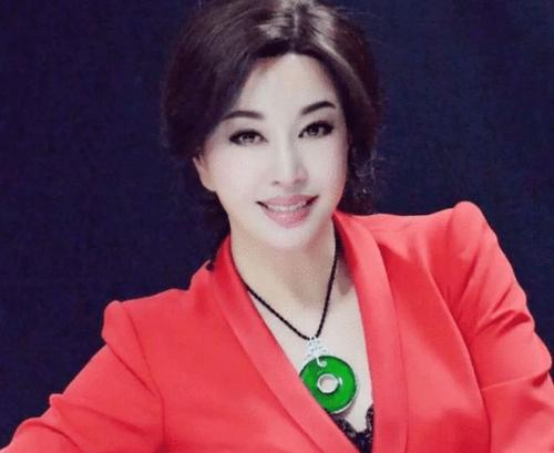 汤灿资料:你们认为，谁才是中国真正的翡翠收藏一姐？