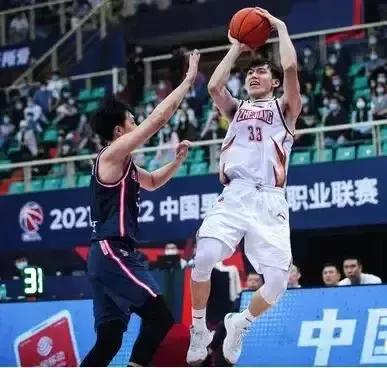 杨一歌:一场比赛70次犯规！胡明轩被肘击流血，为何球迷却叫好