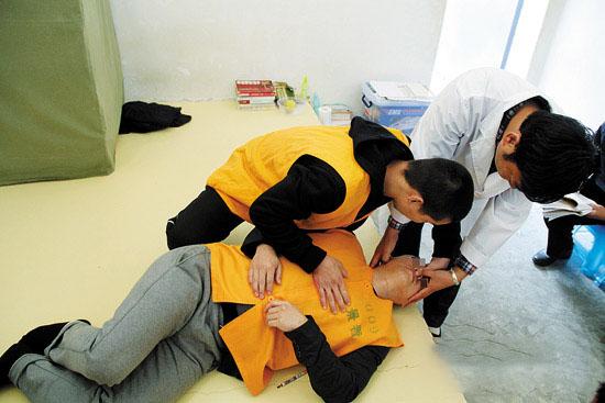 头条问答 - 死刑犯枪毙的前一天突发情况需要手术,监狱会同意吗,延期