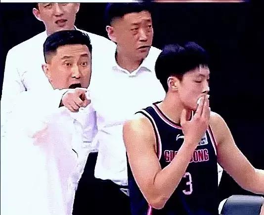 杨一歌:一场比赛70次犯规！胡明轩被肘击流血，为何球迷却叫好