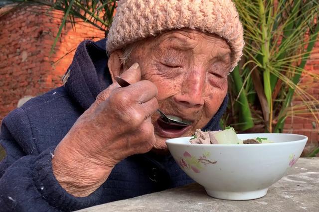 农村有很多老年人牙齿都快掉光了,为什么儿女们不带他们去治疗?-图2