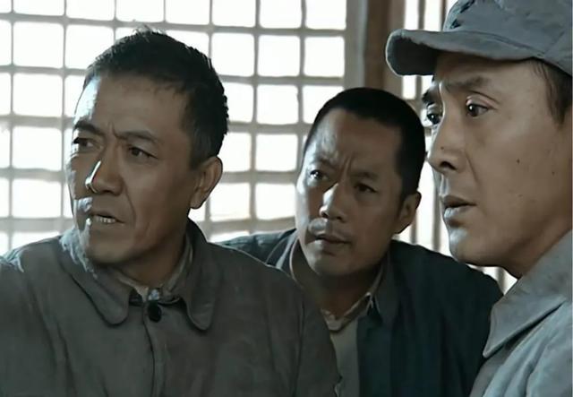 《亮剑》中,为何李云龙对孔捷总是骂骂咧咧,对丁伟却客客气气？