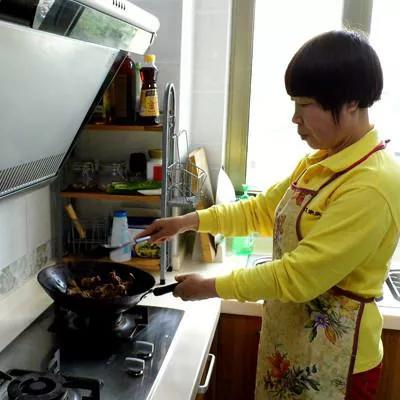 送小狗回家教案托班:我是保姆，雇主每到周末带我回娘家照顾她生病的母亲，这合理吗？