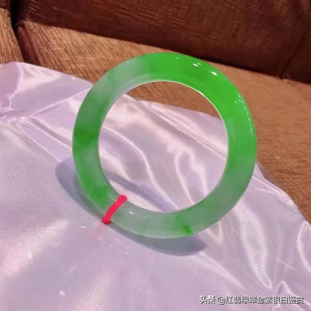 翡翠广告语最吸引人,翡翠飘花手镯为何会吸引那么多人的喜欢？