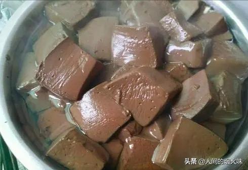 为什么玉要用水泡了再戴,菜市场卖的猪血为什么一直要放在水里泡着？