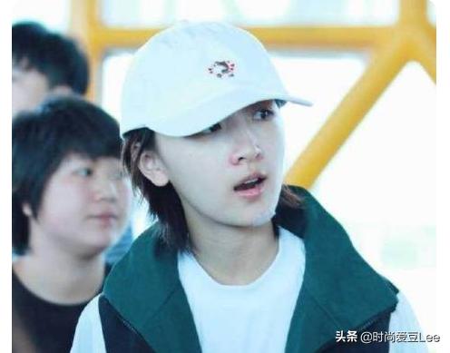 红狞猫鞋的图片:鞋子一样只穿一只才时尚？不对称鞋子怎么就火了？