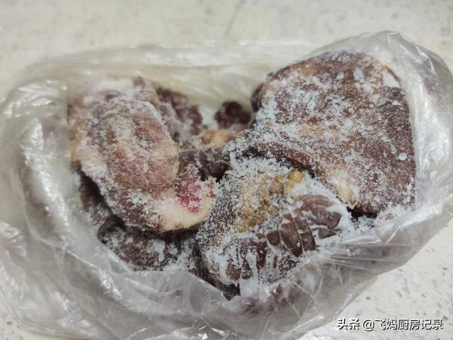 今年腌腊肉灌香肠都特别的早有多少人的香肠变质而扔掉的呢