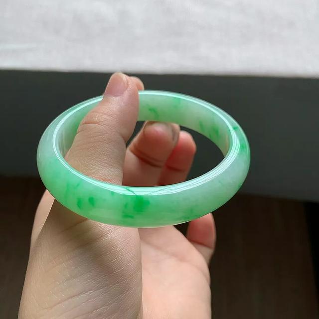 1万左右的翡翠手镯,翡翠手镯不同价位品质有什么区别？