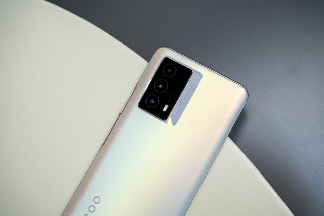 iQOO Z5明日发布，5000mAh大电池+6nm芯片，想给妈妈买手机，5000mAh电池且性能强，有什么推荐的吗？