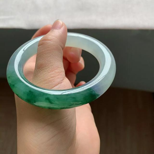 1万左右的翡翠手镯,翡翠手镯不同价位品质有什么区别？