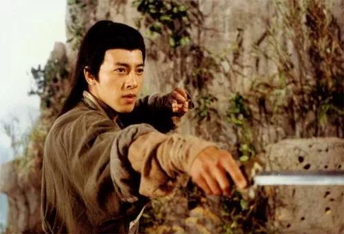 同样结交黑道,张无忌甚至当了头子,为什么很多人批评令狐冲,却没人批评张无忌？