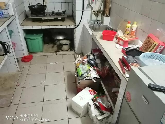 蛇吃自己:有句谚语：懒得烧蛇吃。你见过这样又懒又邋遢的人吗你怎么看