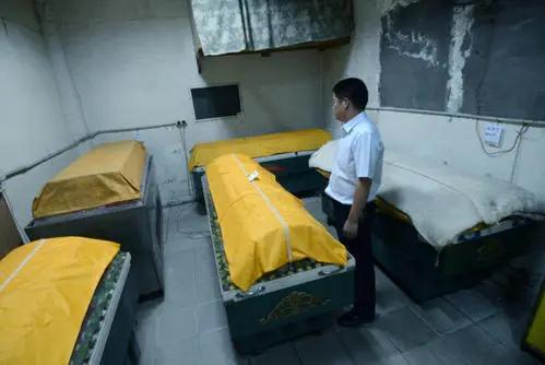 为什么遗体进太平间要把身上的衣服全部脱掉