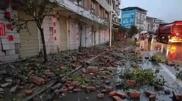 最新新闻事件今天地震，日本昨天16号夜里发生7.4级地震，有谁知道现在伤亡多少人