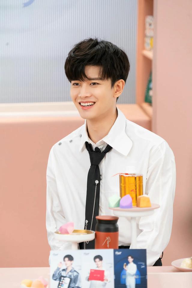 又暗黄还有痘痕的,就更不用说了,卸了妆 简直惨不忍睹我的偶像任嘉伦