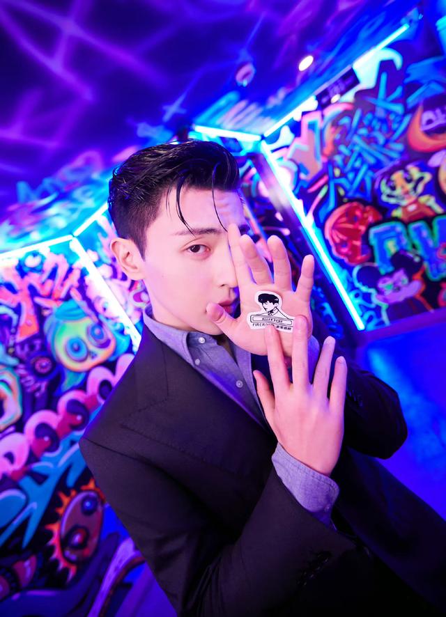 罗云熙身高:请问内地还有没有古装和现代扮相都超越杨洋的明星