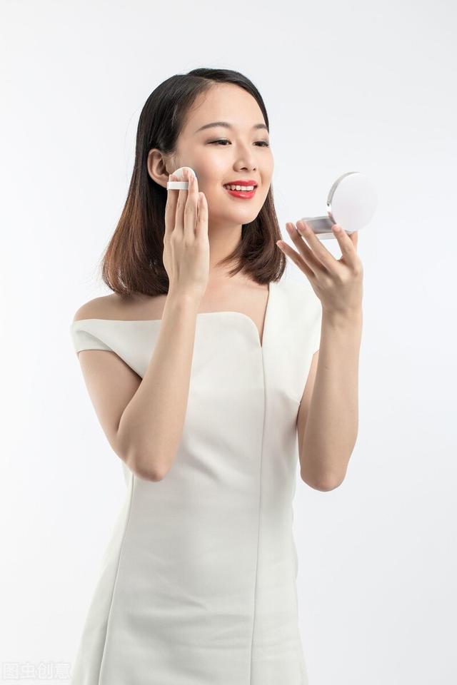 裸体美女图片动态:杨幂爆照晒性感身材，却引发网友冲突，这次她真的错了吗？