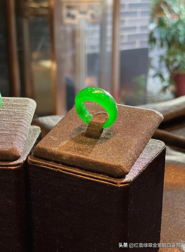 翡翠广告语最吸引人,翡翠飘花手镯为何会吸引那么多人的喜欢？