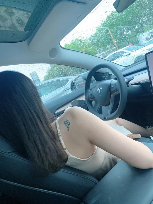 你会开车吗？女人不会开车是不是很笨？