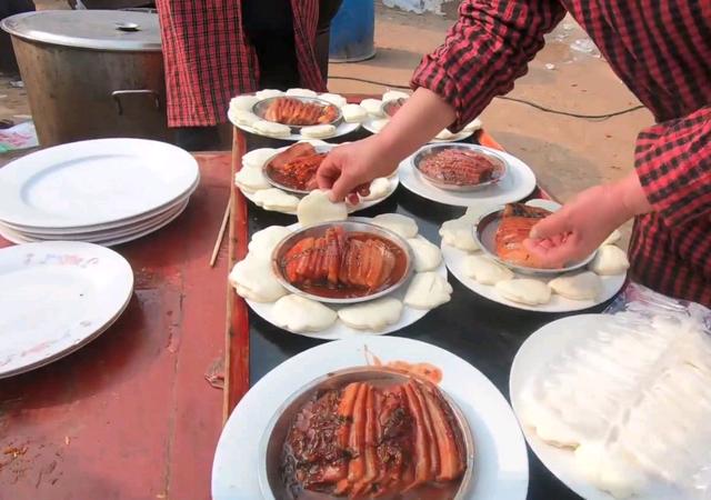 梦见很多亲戚和熟人在吃酒席,农村宴席，为什么男人和女人不同席？