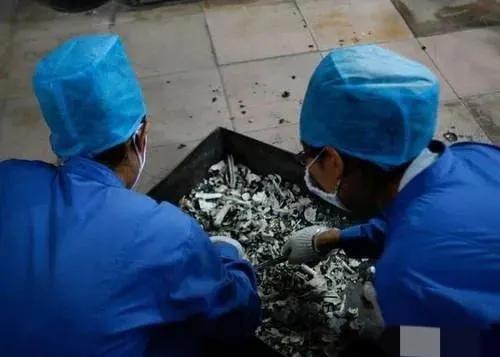 西塱骨灰楼灵异事件:人死了留骨灰干吗，不就一堆灰吗，洒了不一了百了吗？