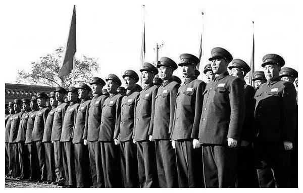 大授衔后,担任地市级领导的老红军如果调回部队,应授什么军衔？