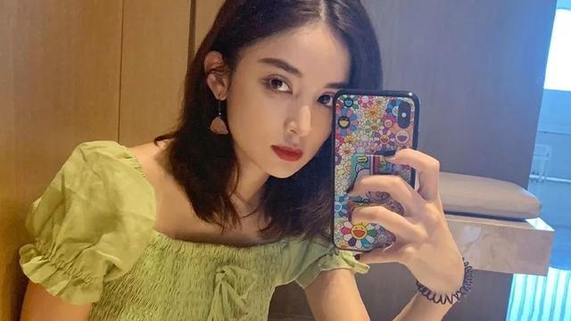 娜扎终于对绿色下手！穿牛油果色连衣裙，真是肤白貌美的妙人儿