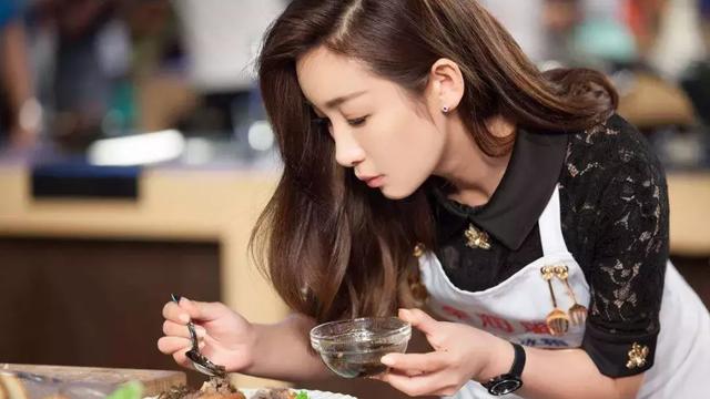 年轻时被导演骂丑，中年还被黄晓明骂蠢，“马脸女”凭什么做影后