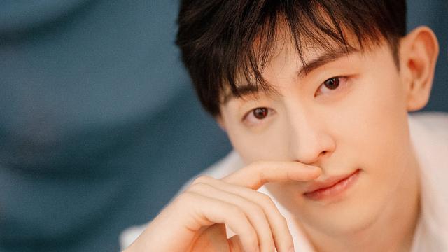 油头还可以这么帅？邓伦时装男士封面新造型，尽显霸道总裁范