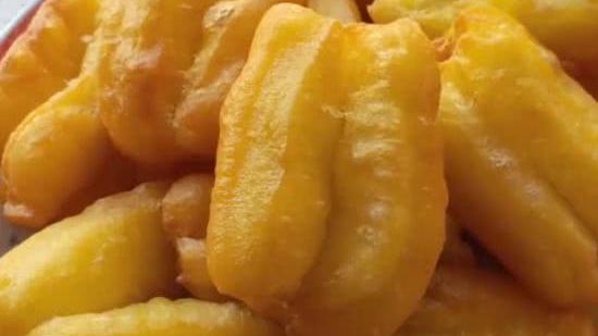 教你一个最简单的油条做法，只添加鸡蛋和酵母，营养美味又健康