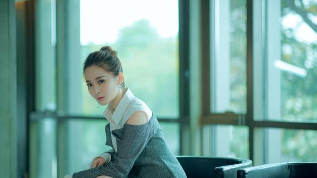 《怒海潜沙》她演阿宁，换上时装却像变了个人，都认不出来了